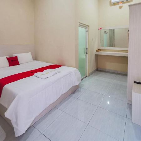 Hotel Reddoorz Near Pantai Pancer Door Pacitan Esterno foto