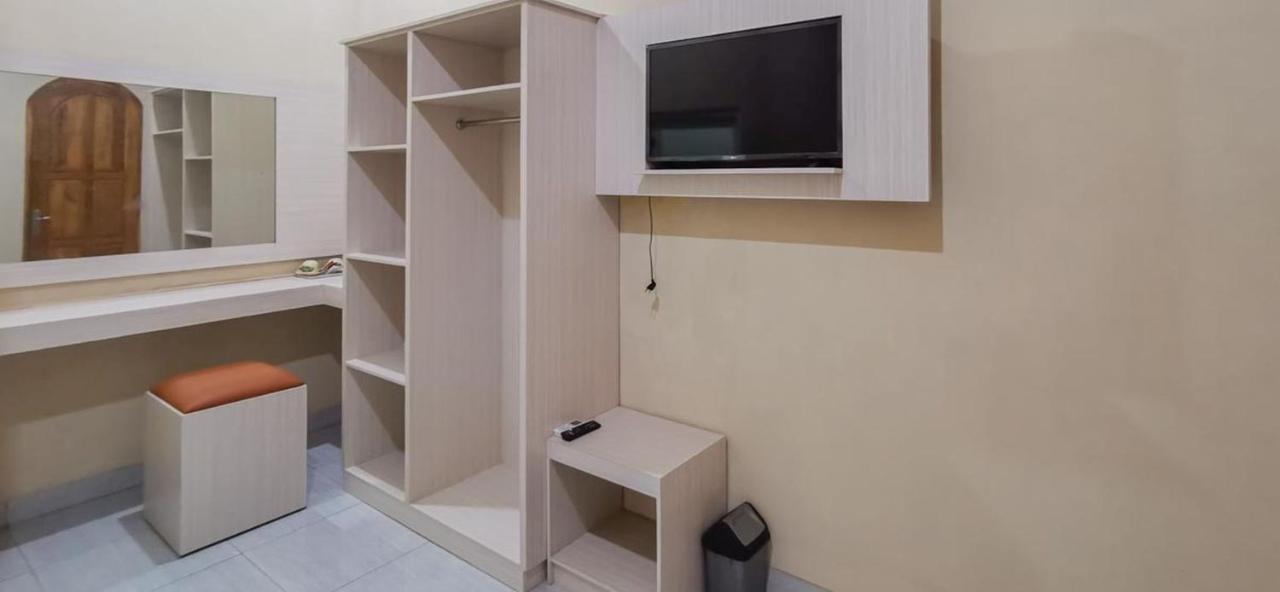 Hotel Reddoorz Near Pantai Pancer Door Pacitan Esterno foto
