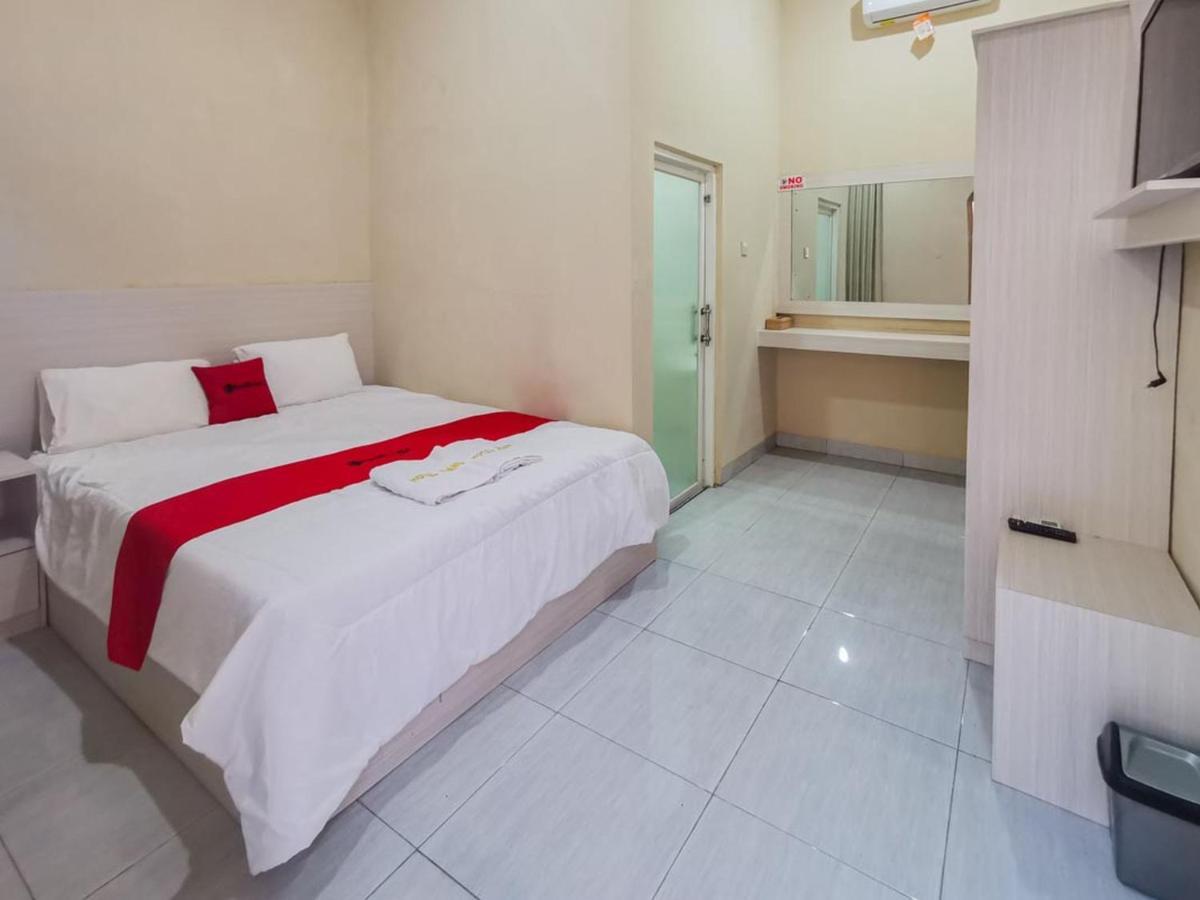 Hotel Reddoorz Near Pantai Pancer Door Pacitan Esterno foto