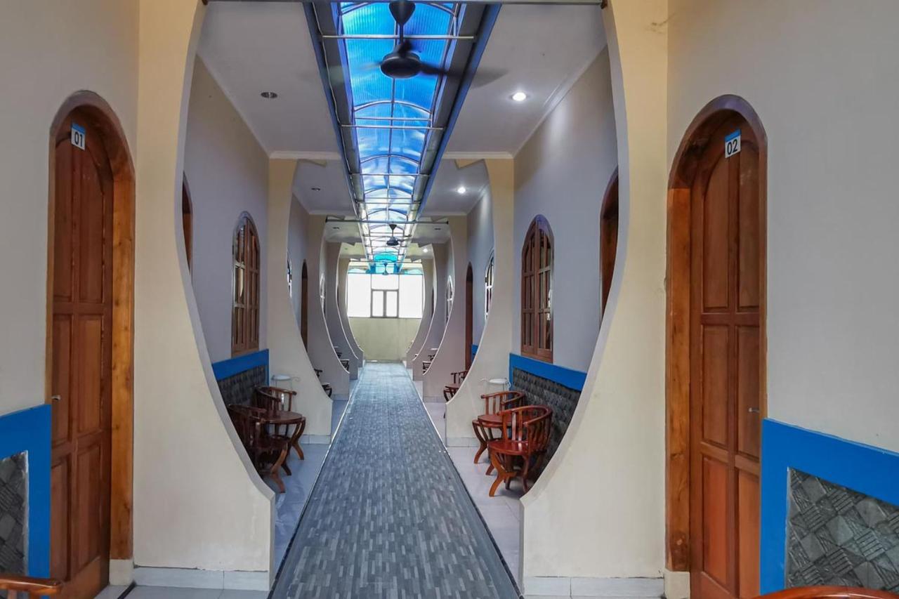 Hotel Reddoorz Near Pantai Pancer Door Pacitan Esterno foto