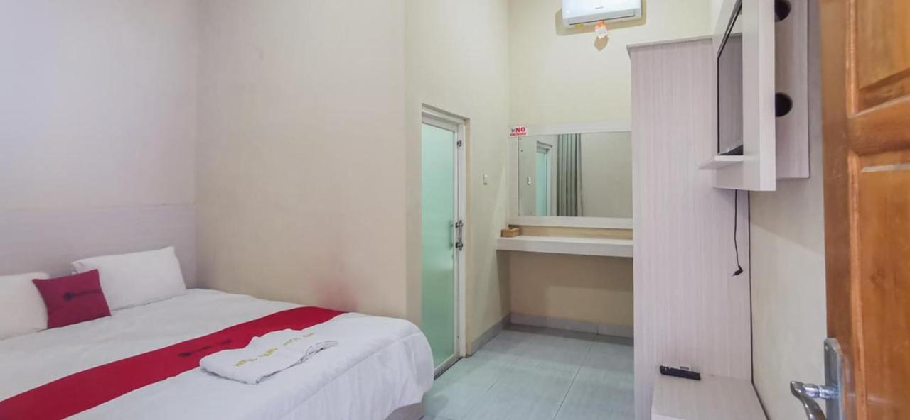 Hotel Reddoorz Near Pantai Pancer Door Pacitan Esterno foto