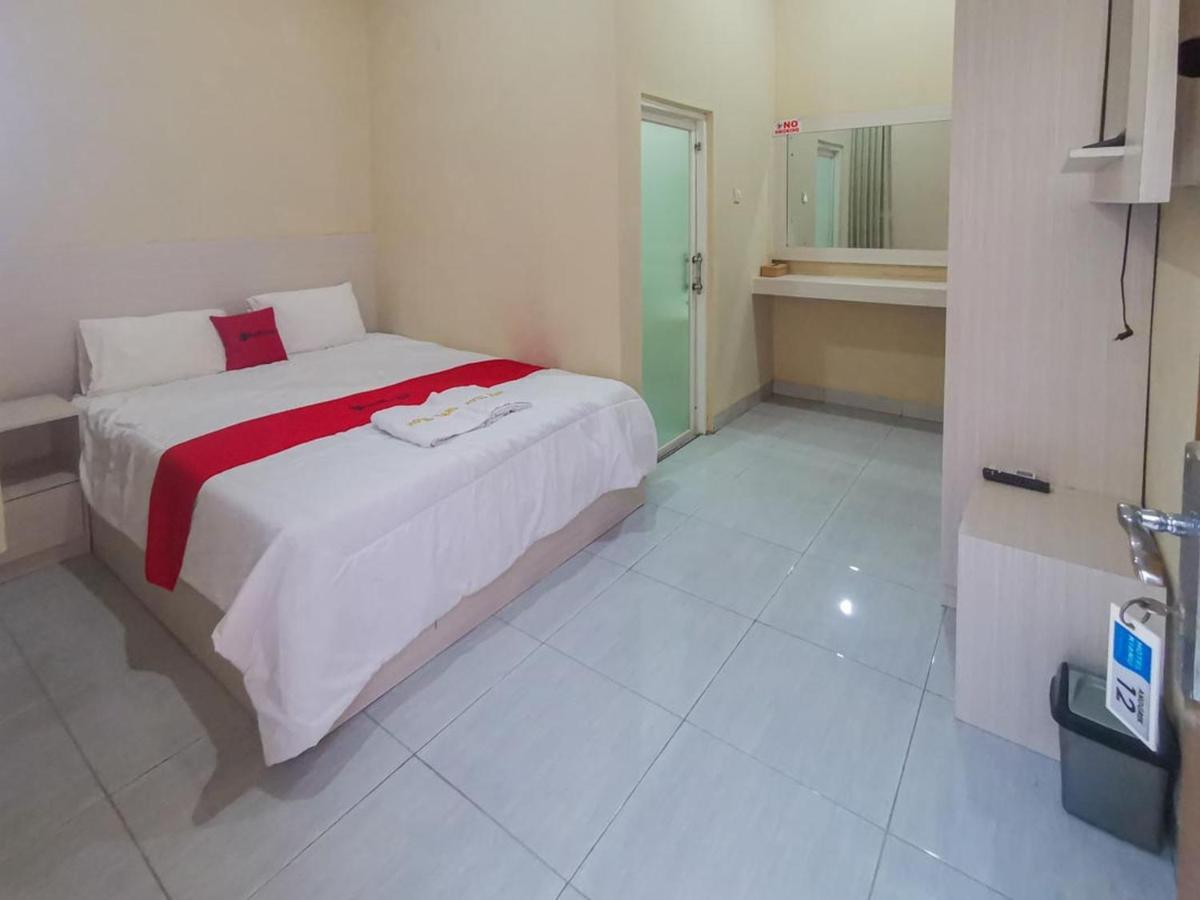 Hotel Reddoorz Near Pantai Pancer Door Pacitan Esterno foto