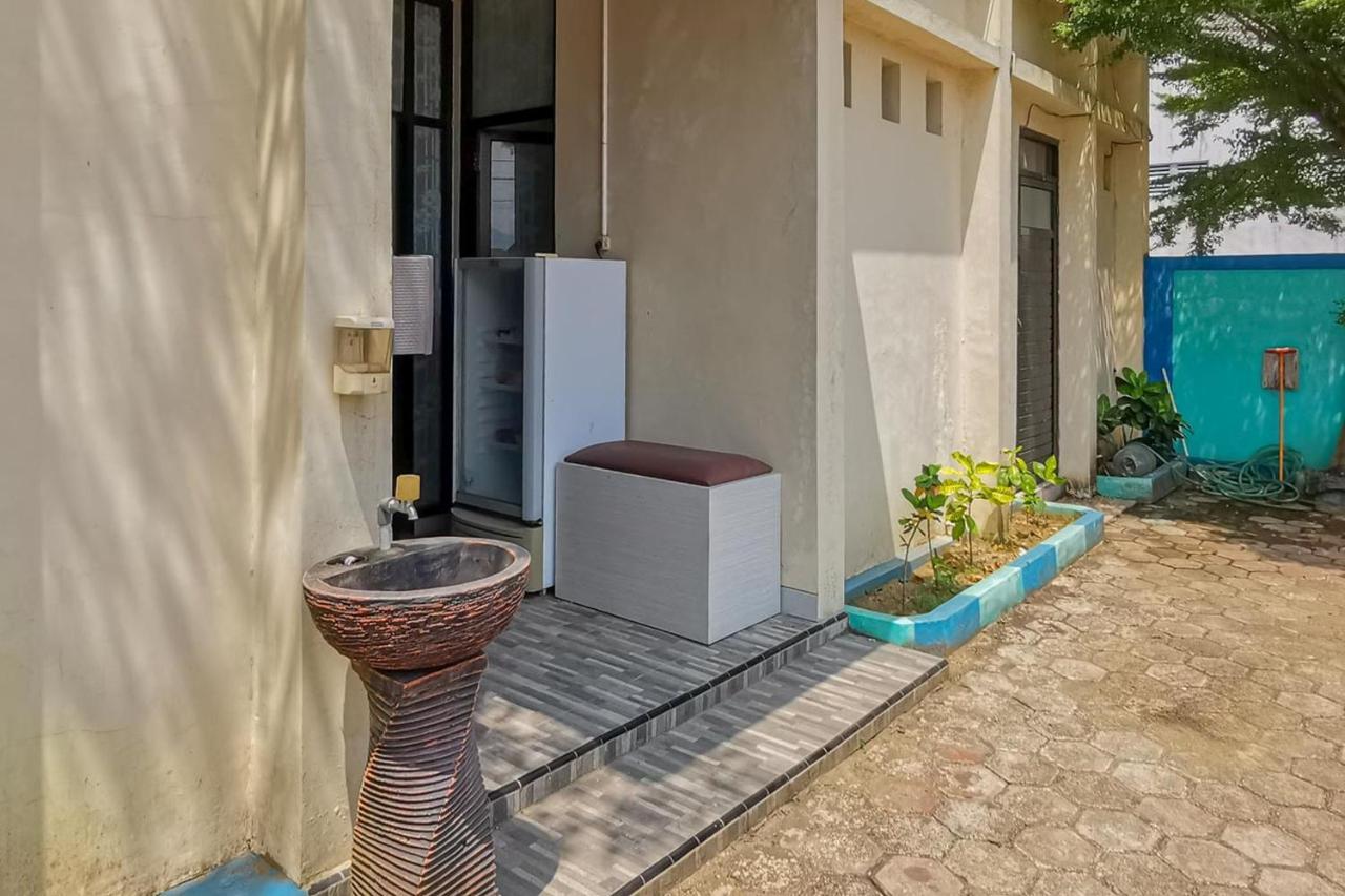 Hotel Reddoorz Near Pantai Pancer Door Pacitan Esterno foto
